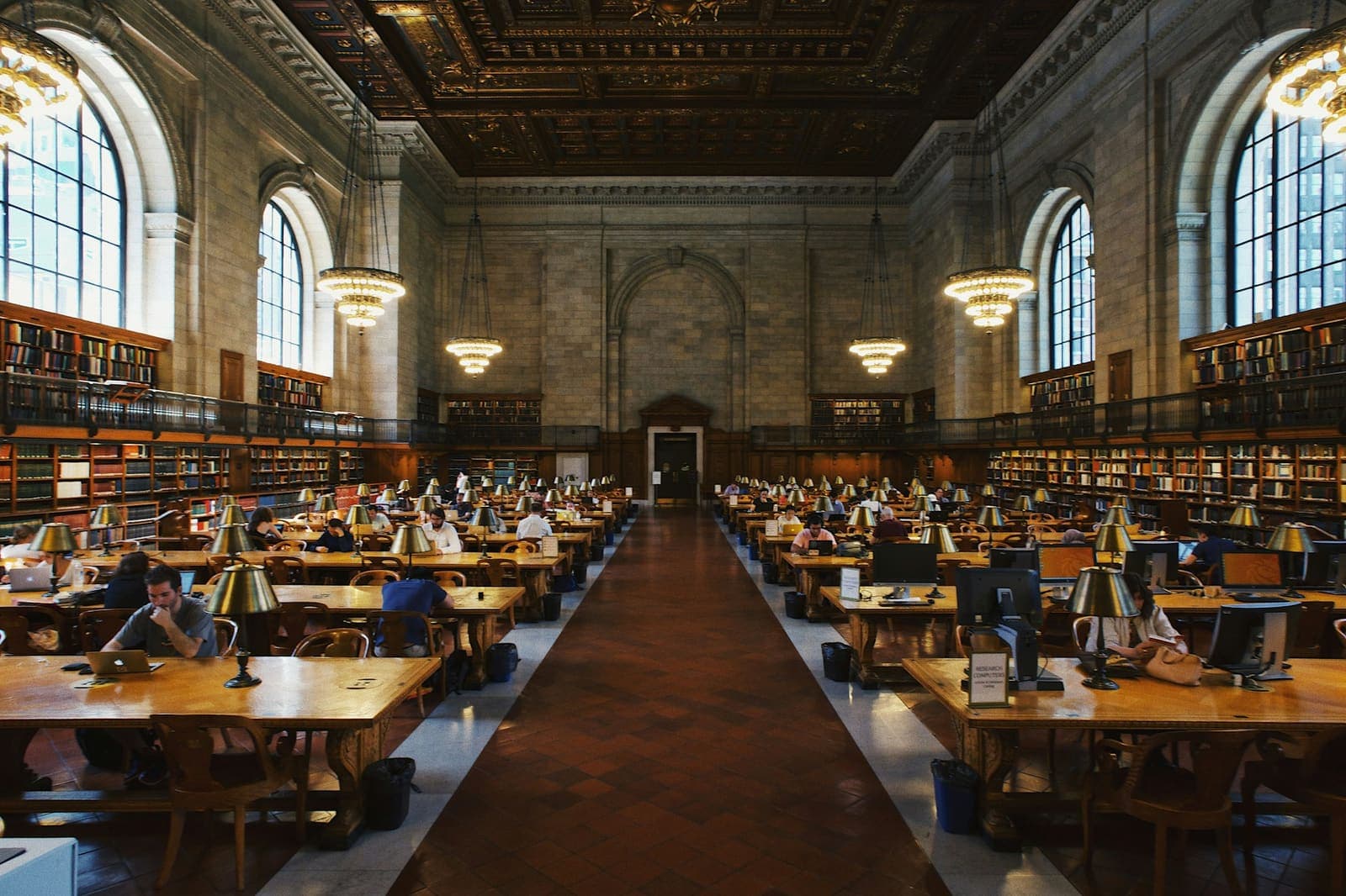 Velika čitaonica biblioteke sa studentima koji rade za stolovima
